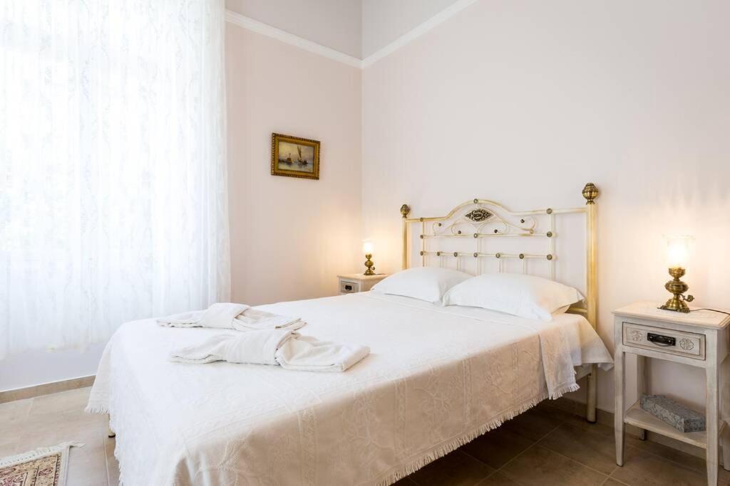 Neoclassical Flat With 2 Bedrooms In פיראוס מראה חיצוני תמונה