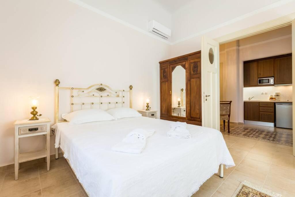 Neoclassical Flat With 2 Bedrooms In פיראוס מראה חיצוני תמונה