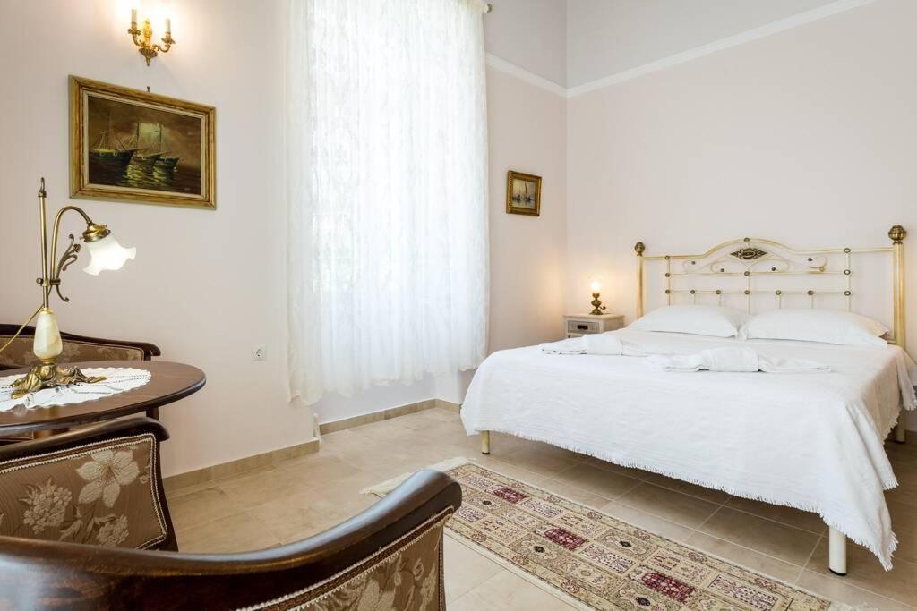 Neoclassical Flat With 2 Bedrooms In פיראוס מראה חיצוני תמונה