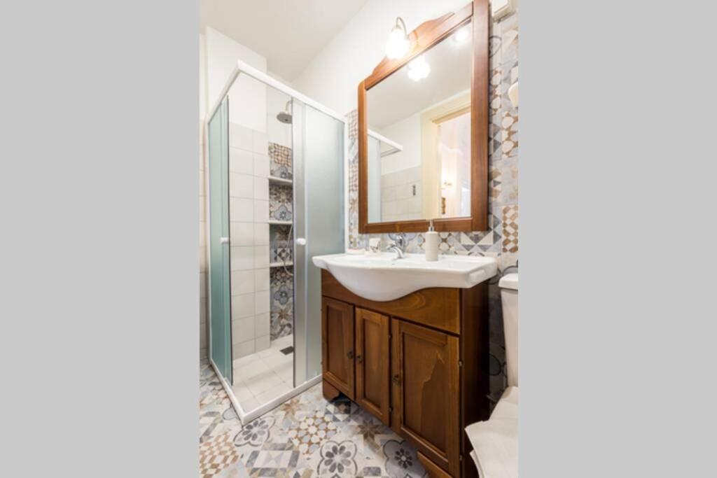 Neoclassical Flat With 2 Bedrooms In פיראוס מראה חיצוני תמונה