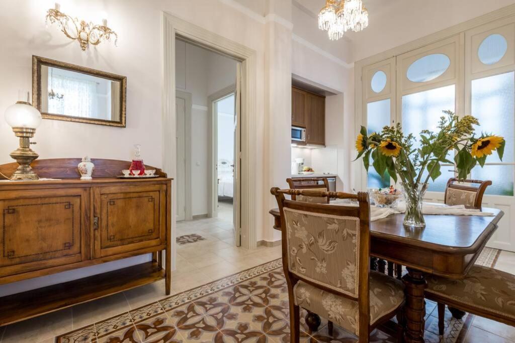 Neoclassical Flat With 2 Bedrooms In פיראוס מראה חיצוני תמונה